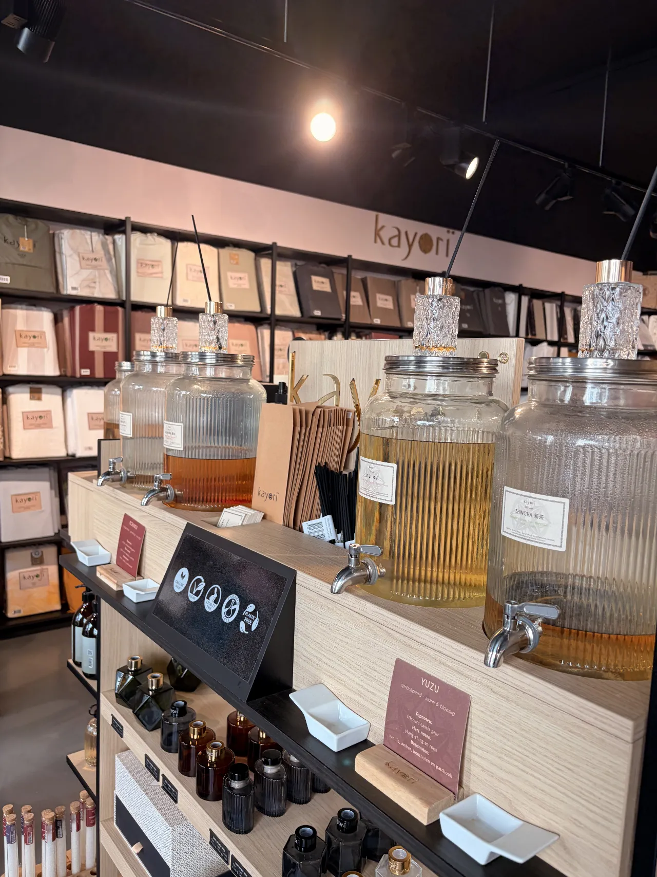 Kayori-geuren en navulflessen op de houten display in de winkel
