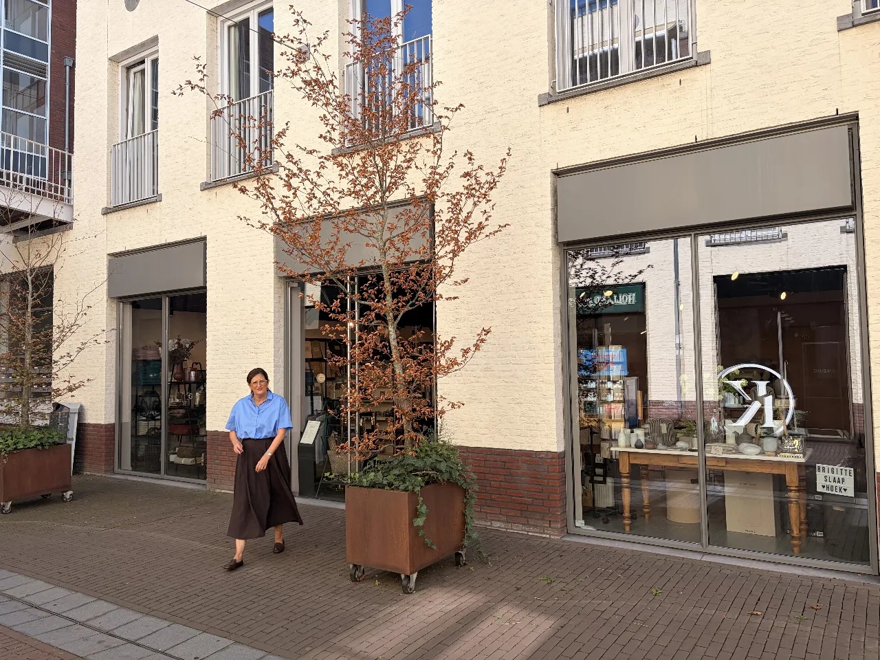 Brigitte voor de ingang van de Kado winkel aan de Croonpassage in Boxtel