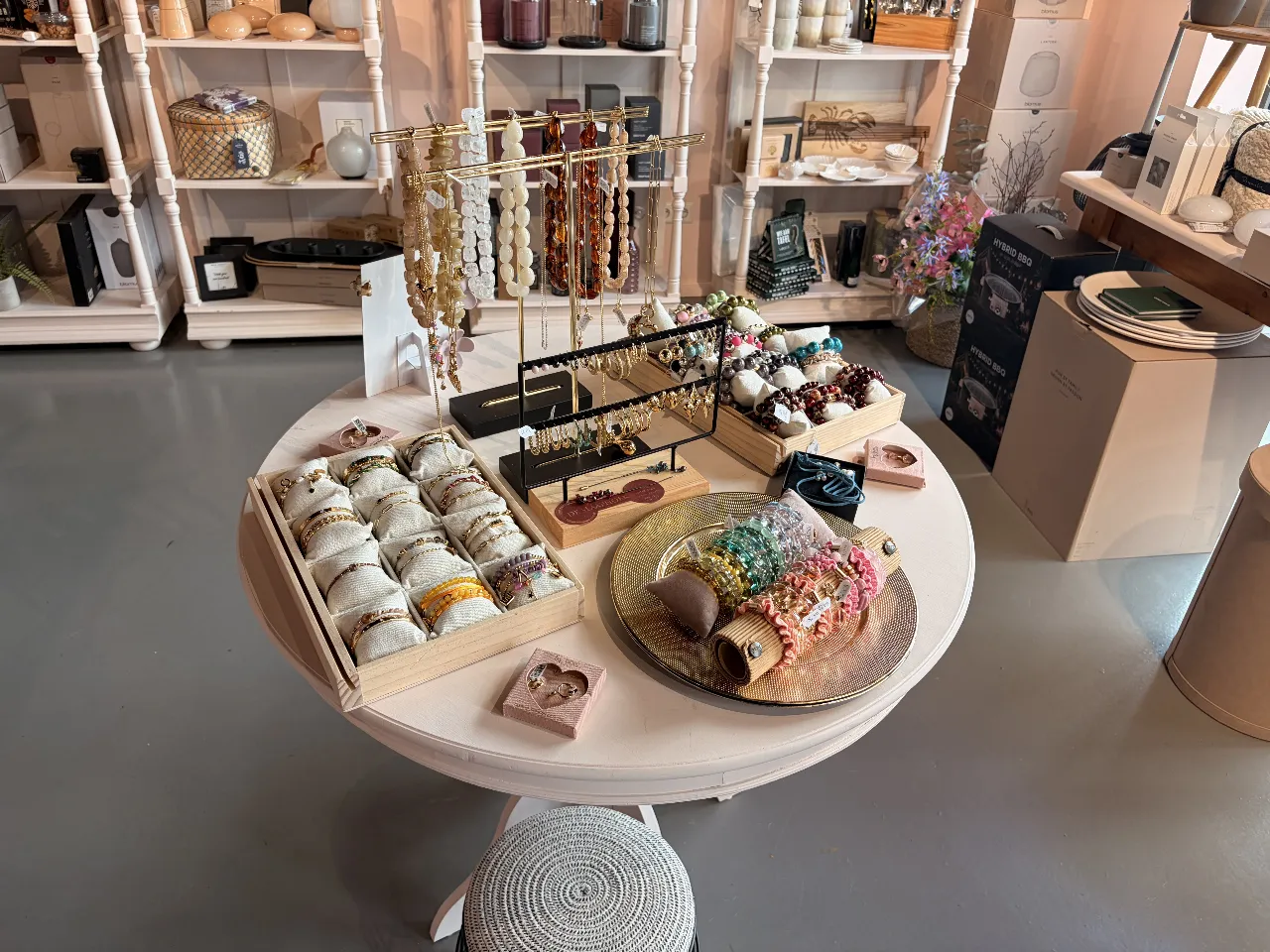 Armbanden, oorbellen en kettingen op de ronde presentatietafel